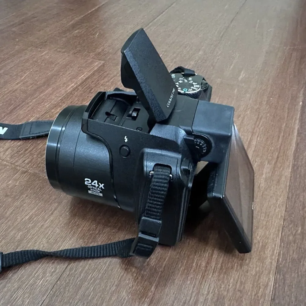 Nikon Coolpix P90 12.1MP Digital Bridge Camera 24x Optical Zoom Charger - Tested